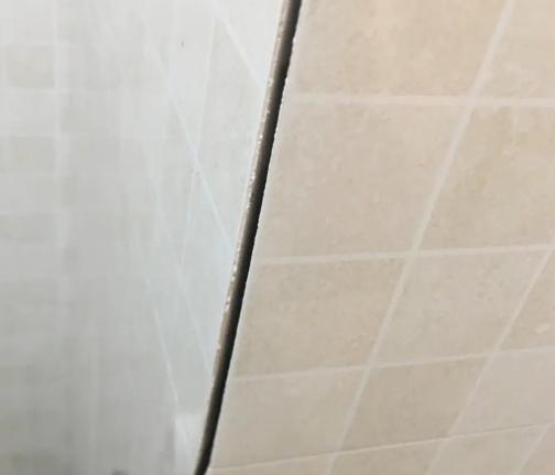 安顺市瓷砖空鼓维修公司分享阳台瓷砖脱落的修复过程可以分为以下几个步骤