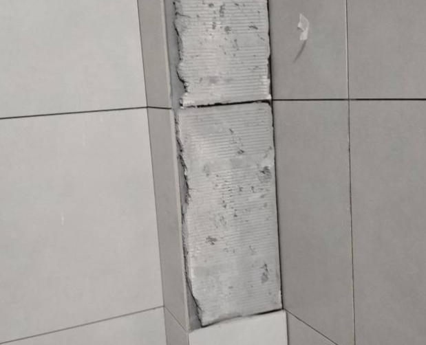 安顺市瓷砖空鼓维修公司分享下瓷砖施工前基层浇水润湿程度不足，可能导致以下问题